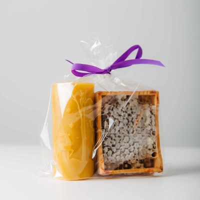 Dāvanu komplekts Šūnu medus rāmītī ar sveci