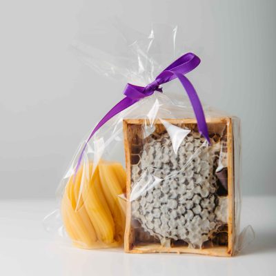 Dāvanu komplekts Šūnu medus rāmītī ar sveci