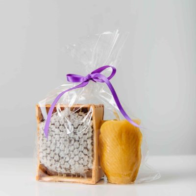 Dāvanu komplekts Šūnu medus rāmītī ar sveci